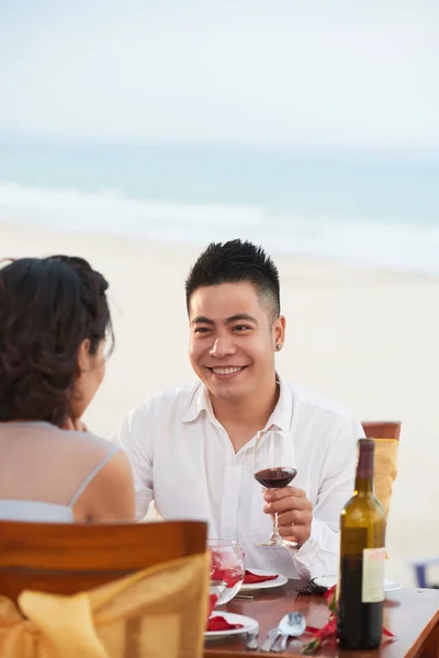 Vrolijke Aziatische Man Met Glas Rode Wijn Hand Chatten Met — Stockfoto