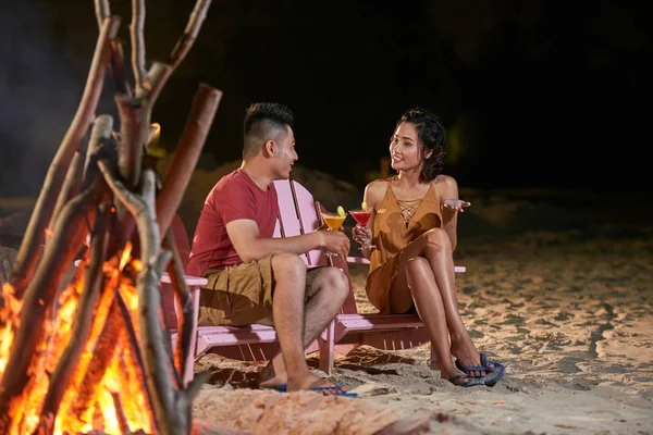 Junges Asiatisches Paar Sitzt Auf Liegestühlen Mit Cocktails Der Hand — Stockfoto