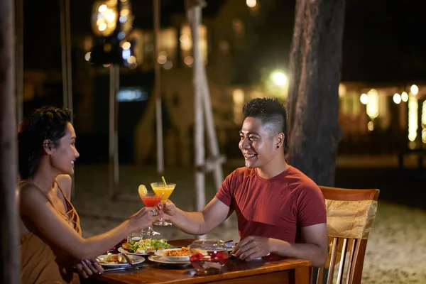 Asiatique Couple Cliquetis Verres Cocktails Alcoolisés Tout Profitant Soirée Chaude — Photo