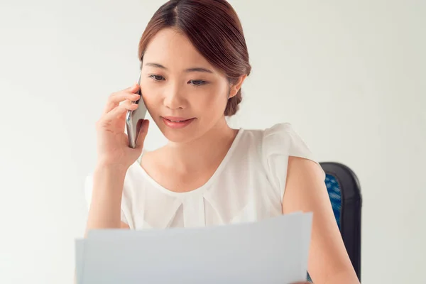 Kvinnliga Företagsledare Läsa Dokument Och Ringa Telefon — Stockfoto