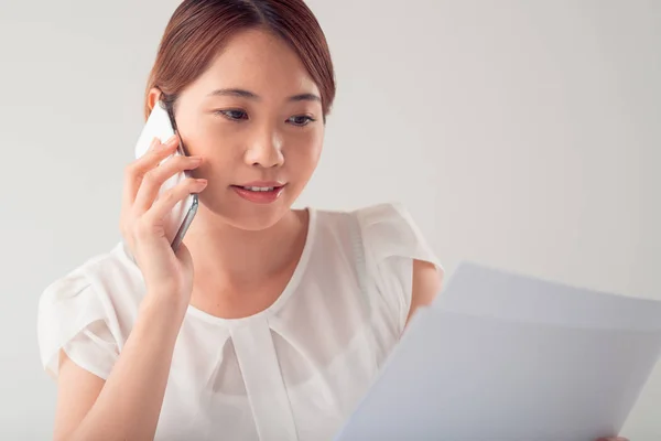 Bonita Senhora Negócios Japonesa Discutindo Contrato Telefone — Fotografia de Stock