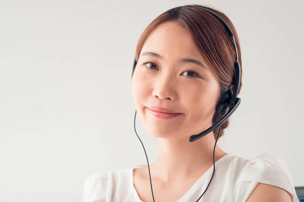 Porträt Eines Glücklichen Vietnamesischen Technischen Unterstützers Mit Headset — Stockfoto