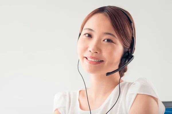 Ritratto Operatore Call Center Sorridente Ufficio — Foto Stock