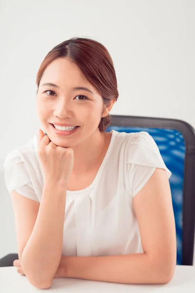 Jovem Senhora Negócios Japonês Feliz Seu Local Trabalho — Fotografia de Stock