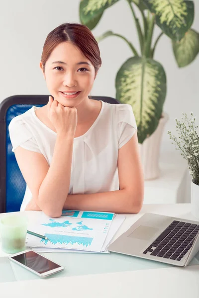 Retrato Bonita Asiática Mujer Financiera Gerente Sonriendo Mirando Cámara —  Fotos de Stock