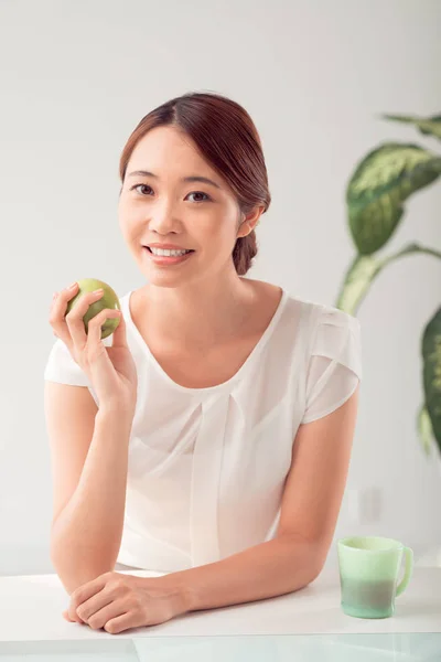 Ganska Friska Unga Företag Dam Äta Grönt Äpple — Stockfoto