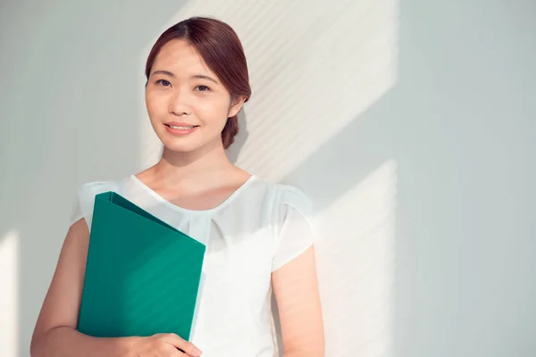 Retrato Mujer Negocios Alegre Con Carpeta Documentos —  Fotos de Stock