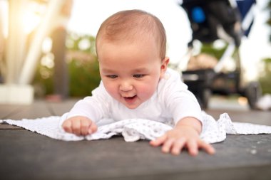 Yerde sürünen meraklı küçük oğlu