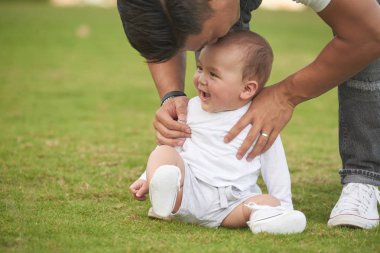 Baba bebek oğlunu Alnından öpmek için bükme