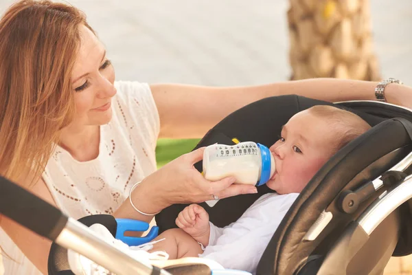 Mother Feeding Her Little Baby Bottle — Stock Photo, Image