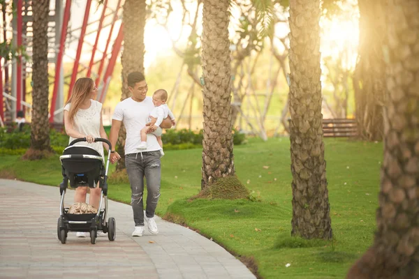 Jovem Família Alegre Com Pequeno Bebê Andando Parque — Fotografia de Stock