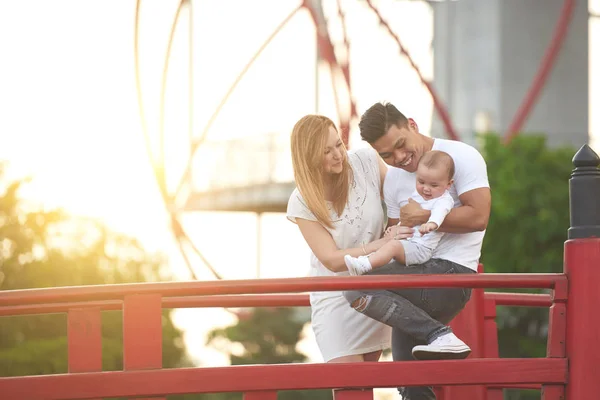 Alegre Familia Joven Multiétnica Con Bebé Pequeño —  Fotos de Stock