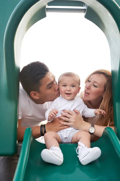 Ebeveynler Kendi Sevimli Bebek Boy Gülümseyerek Öpüşme — Stok fotoğraf