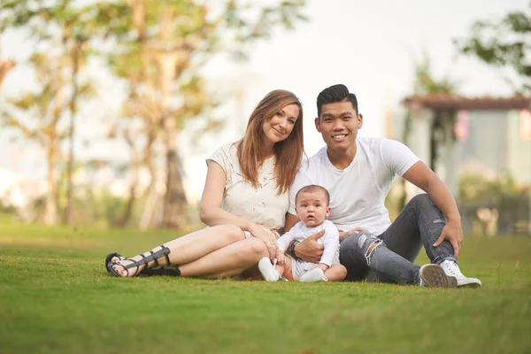 Alegre Familia Tres Sentados Suelo Parque —  Fotos de Stock