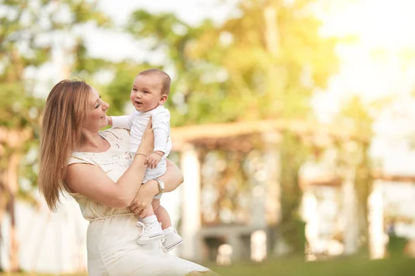 Gelukkig Jonge Moeder Kijken Naar Haar Babyjongen — Stockfoto