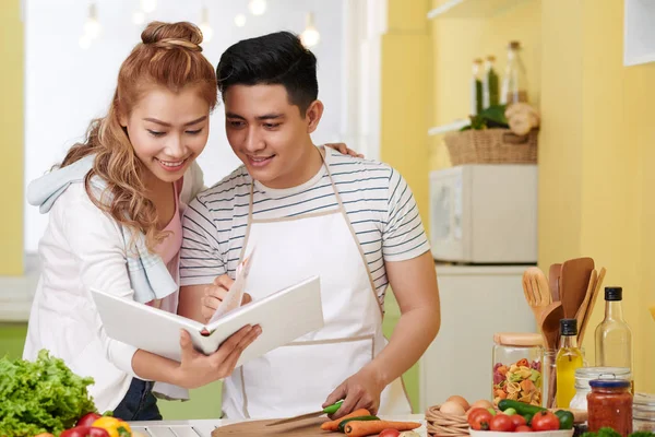 Junges Vietnamesisches Paar Sucht Gutes Rezept Kochbuch — Stockfoto