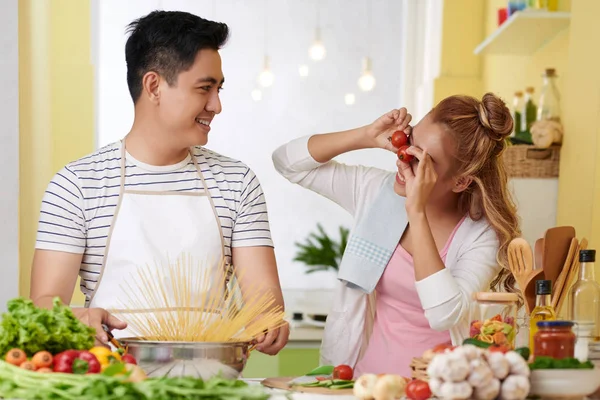 Jonge Vietnamese Paar Plezier Bij Het Koken Diner — Stockfoto