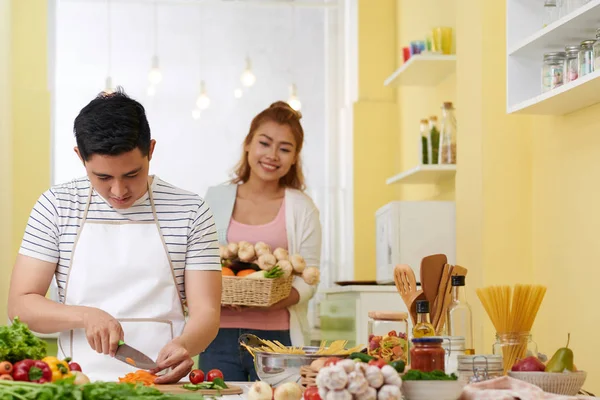 Giovane Coppia Asiatica Godendo Cucinare Cena Insieme — Foto Stock