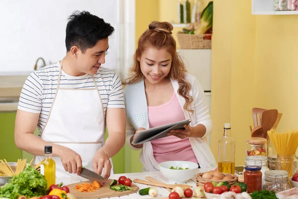 Lächelnde Junge Frau Zeigt Ihrem Freund Video Rezept Auf Tablet — Stockfoto