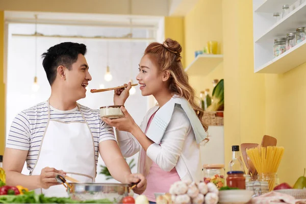 Giovane Donna Che Alimenta Suo Fidanzato Quando Sta Cucinando Cena — Foto Stock