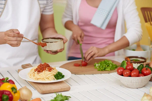 Adam Bolognese Soslu Makarna Ile Plaka Üzerinde Ekleme — Stok fotoğraf