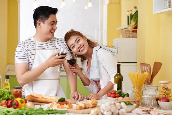 Glada Vackra Par Kärlek Njuter Vin Och Matlagning Middag — Stockfoto