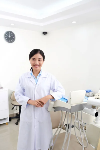 Bastante Vietnamita Dentista Femenina Consultorio Médico —  Fotos de Stock