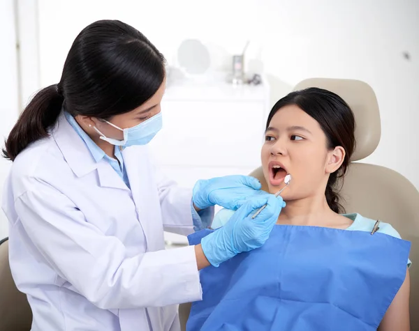 Vietnamesiska Tonårsflicka Kontrollera Hennes Tänder Inom Tandvården — Stockfoto
