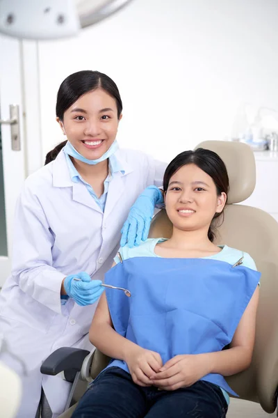 Feliz Dentista Sonriente Paciente Adolescente Consultorio Médico —  Fotos de Stock