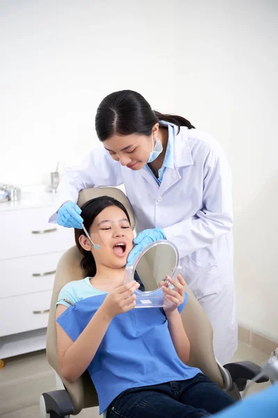 Ragazza Bocca Apertura Guardare Suoi Denti Trattati — Foto Stock