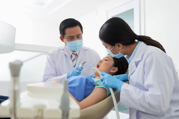 Menina Obtendo Dentes Enchimento Feito Clínica Odontológica — Fotografia de Stock