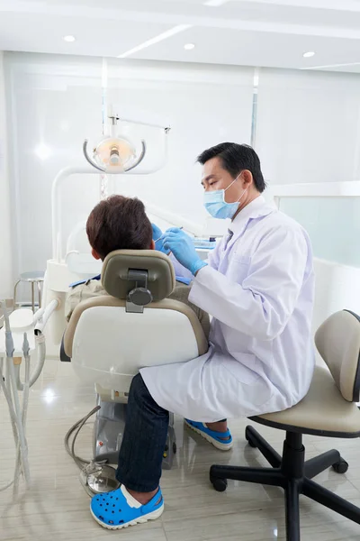 Dentista Vietnamita Meia Idade Examinando Dentes Paciente — Fotografia de Stock