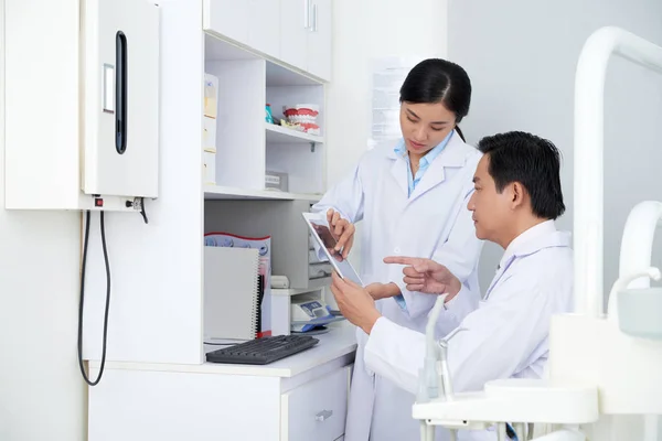 Médicos Dentistas Mostrando Resultados Análise Computador Tablet — Fotografia de Stock