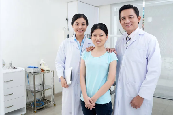 Retrato Dentistas Asiáticos Felizes Seu Paciente Adolescente — Fotografia de Stock