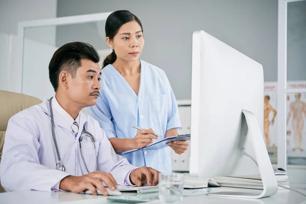 Asiatico Medico Infermiera Lettura Informazioni Computer Schermo — Foto Stock