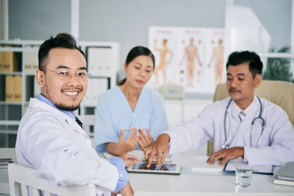 Vrolijke Aziatische Artsen Het Bijwonen Van Conferentie Van Medische Mensen — Stockfoto