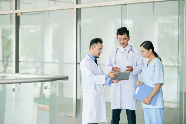 Equipe Médicos Falando Informações Tablet Digital — Fotografia de Stock