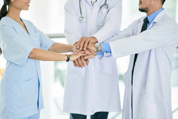 Equipe Trabalhadores Médicos Empilhando Mãos Juntas — Fotografia de Stock