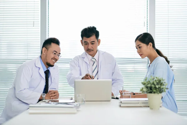 Diretor Hospital Tendo Reunião Com Seus Colegas Trabalho — Fotografia de Stock