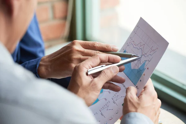 Colleghi Irriconoscibili Che Analizzano Dati Statistici Carta — Foto Stock