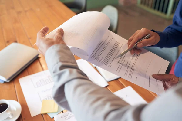 Bijgesneden Afbeelding Van Collega Werk Resultaten Papieren Documenten Analyseren — Stockfoto