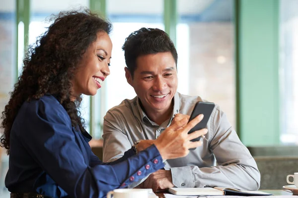 Smiling Asian Colleagues Browsing Mobile Phone Cafe — Stock Photo, Image