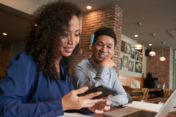 Krásné Asijské Manažeři Pomocí Smartphone Zatímco Sedí Stolu Kavárně Notebookem — Stock fotografie