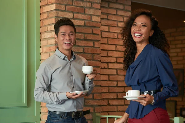 Vrolijke Aziatische Collega Kopjes Koffie Handen Houden Kijken Naar Camera — Stockfoto