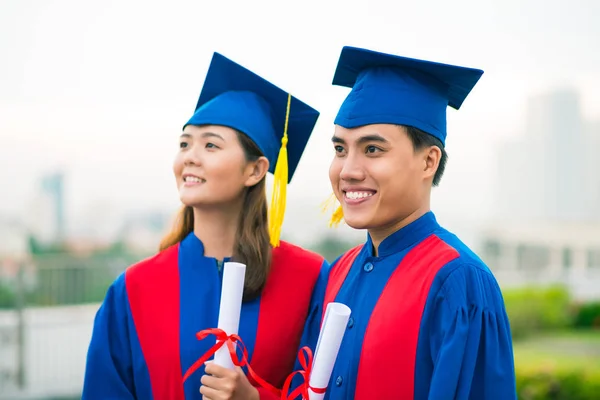 Ευτυχισμένη Βιετναμέζικα Φοιτητές Στην Αποφοίτηση Φορέματα Στέκεται Εξωτερικούς Χώρους — Φωτογραφία Αρχείου