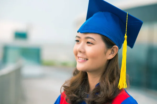 Retrato Orgullosa Chica Asiática Bastante Sonriente Sombrero Académico — Foto de Stock