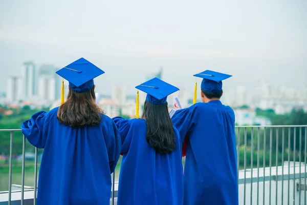 Vista Trasera Los Graduados Batas Sombreros — Foto de Stock