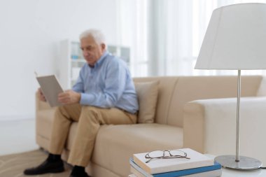 Kitaplar ve komuta sizde okuma gözlükleri odasındaki masada yığını