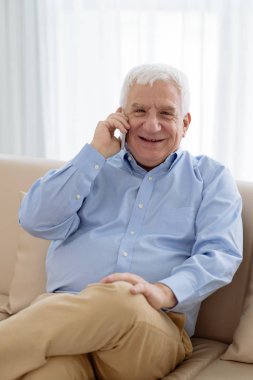 Smartphone üzerinde arama gülümseyen yaşlı işadamı portresi