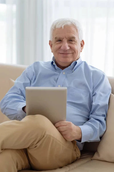 带平板电脑的快乐老人肖像 — 图库照片